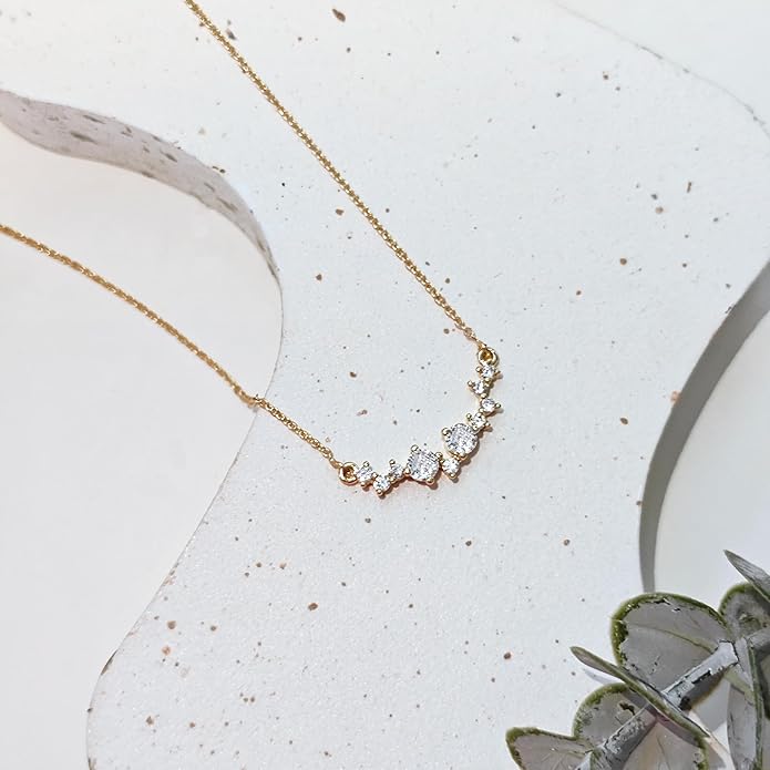 Diamond Pendant Necklace for Women, Dainty Gold Necklace 18k Gold Plated Paperclip Choker Necklaces Cute Open Oval Necklaces Simple Gold Necklace Jewelry Gifts for Women Trendy