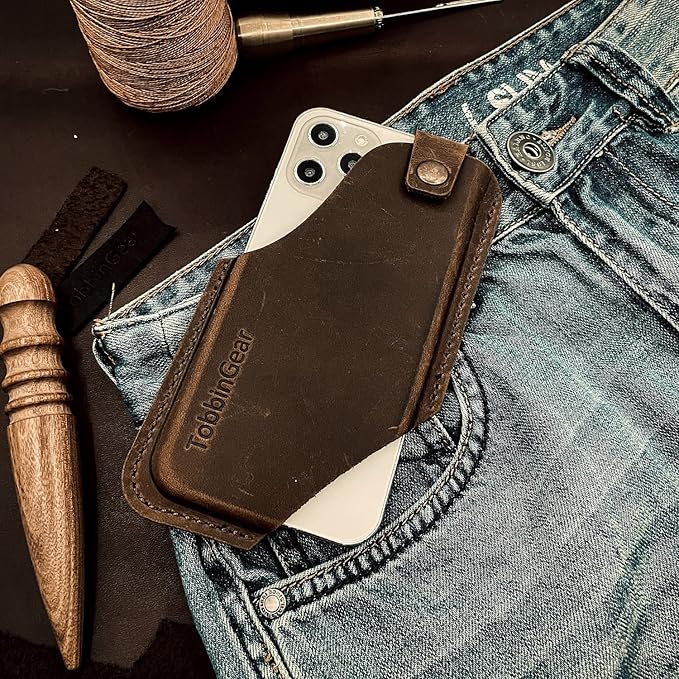 TobbinGear Leather Cell Phone Holster with Belt Clip, Leather Belt Pouch, Universal Phone Case on Belt for Men, Phone Holder for Smartphone, Right Handed, Dark Brown, Medium