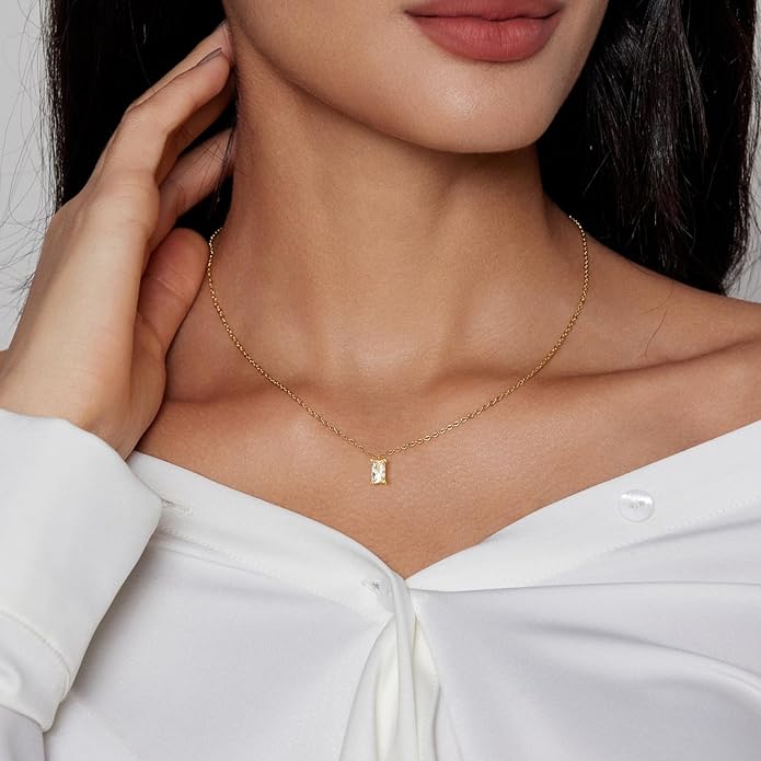 Diamond Pendant Necklace for Women, Dainty Gold Necklace 18k Gold Plated Paperclip Choker Necklaces Cute Open Oval Necklaces Simple Gold Necklace Jewelry Gifts for Women Trendy