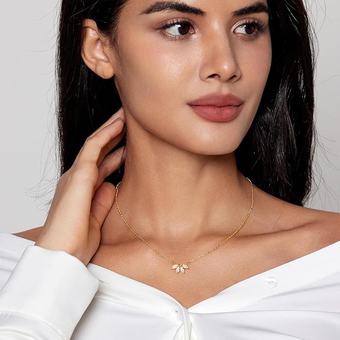 Diamond Pendant Necklace for Women, Dainty Gold Necklace 18k Gold Plated Paperclip Choker Necklaces Cute Open Oval Necklaces Simple Gold Necklace Jewelry Gifts for Women Trendy