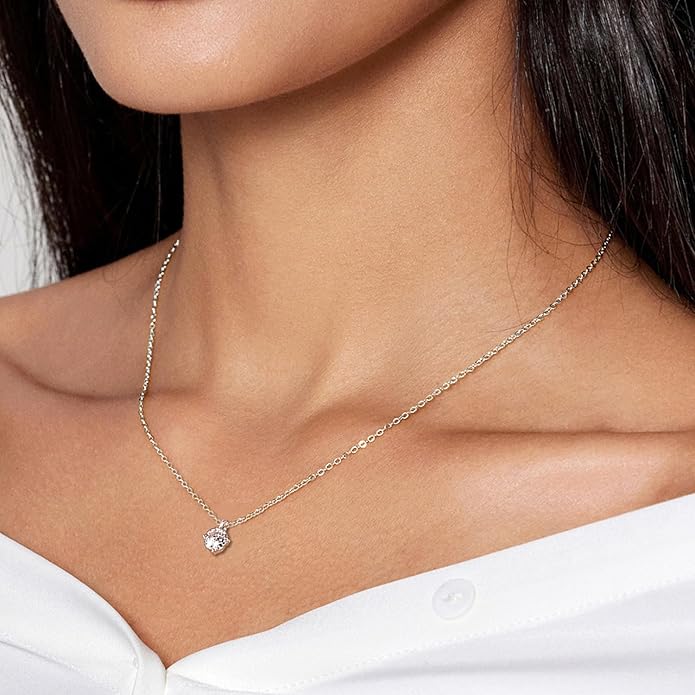 Diamond Pendant Necklace for Women, Dainty Gold Necklace 18k Gold Plated Paperclip Choker Necklaces Cute Open Oval Necklaces Simple Gold Necklace Jewelry Gifts for Women Trendy