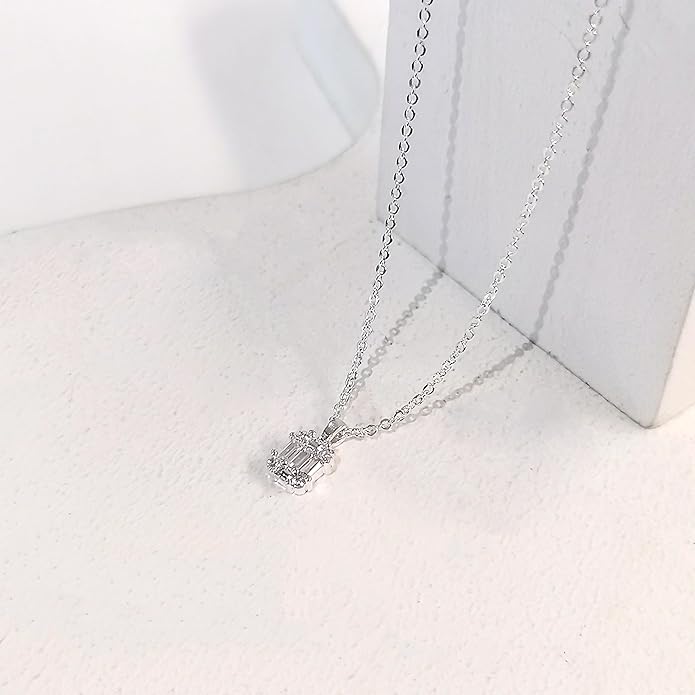 Diamond Pendant Necklace for Women, Dainty Gold Necklace 18k Gold Plated Paperclip Choker Necklaces Cute Open Oval Necklaces Simple Gold Necklace Jewelry Gifts for Women Trendy