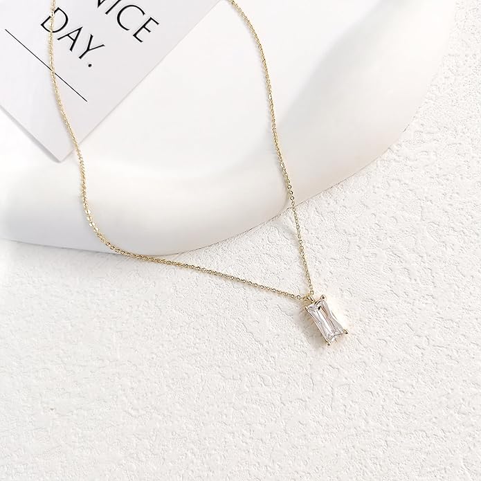 Diamond Pendant Necklace for Women, Dainty Gold Necklace 18k Gold Plated Paperclip Choker Necklaces Cute Open Oval Necklaces Simple Gold Necklace Jewelry Gifts for Women Trendy